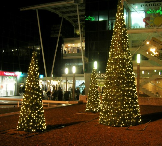 Cone trees med leds. Finns i flera färger och storlekar