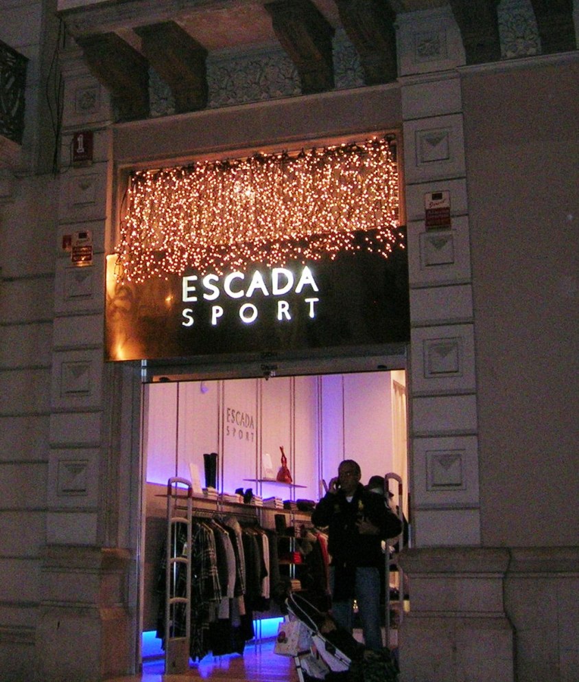 Specialgjord ljusgardin med många leds, Escada Barcelona.