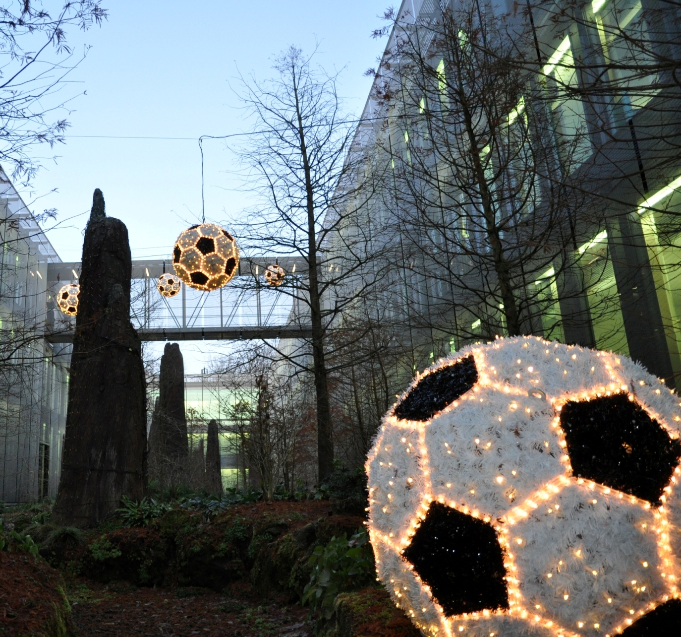 Stora fotbollar är ett exempel på udda julbelysningar