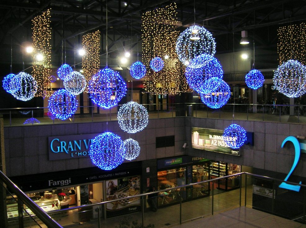 Stora led bollar med blåa och vita leds och ljusgardiner på köpcentrum