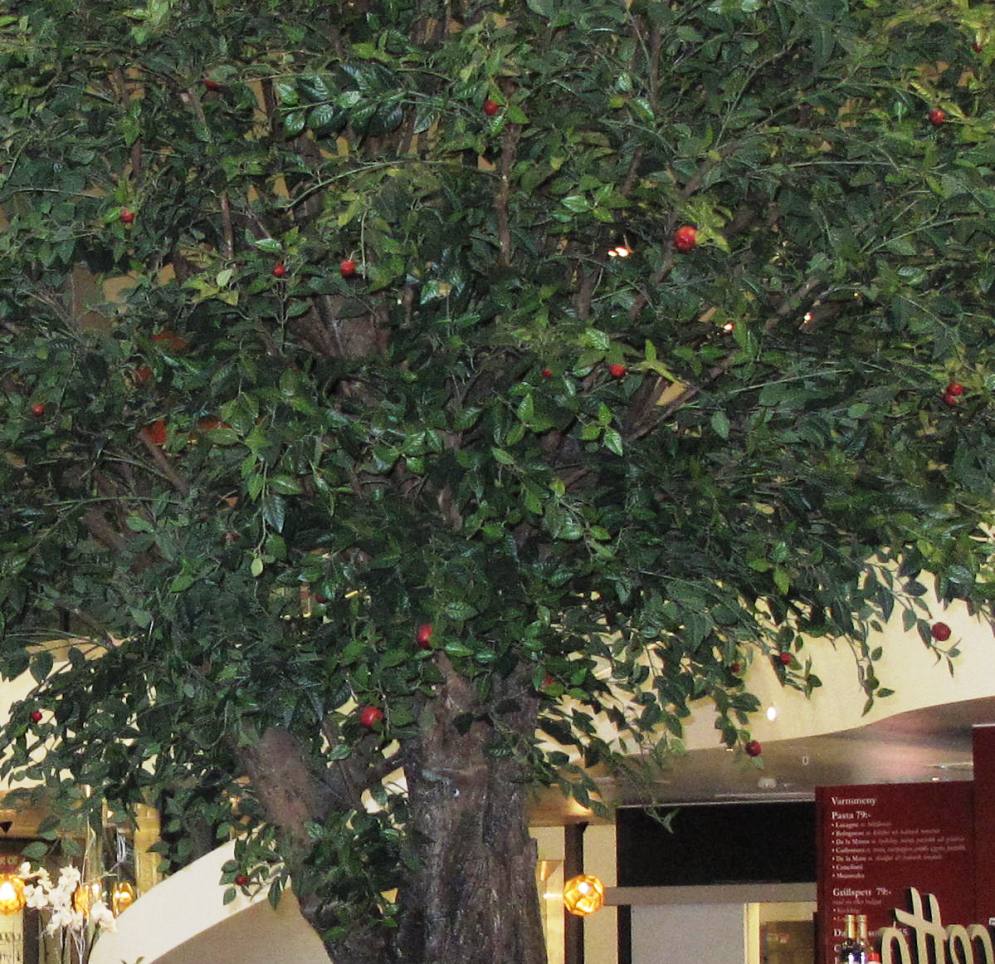 Konstgjort äppelträd med röda äpplen.
