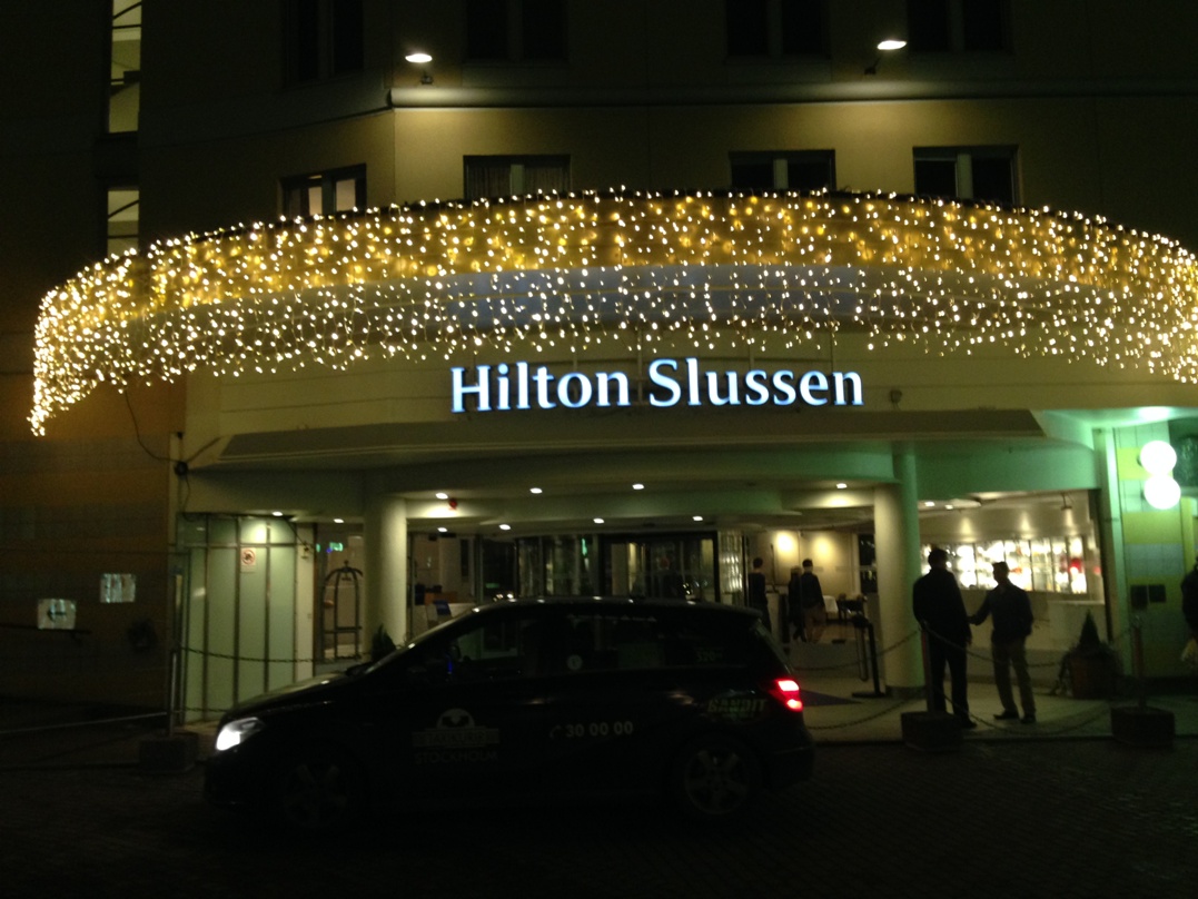 Ljusdraperier vid entren på Hilton Slussen