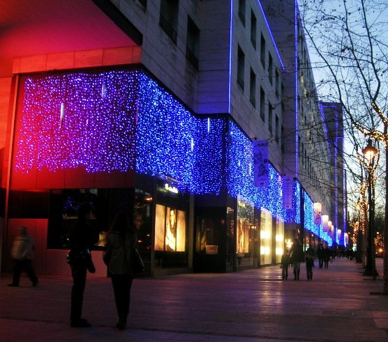 Snowfalls och ljusdraperier på fasad, Lilla Barcelona