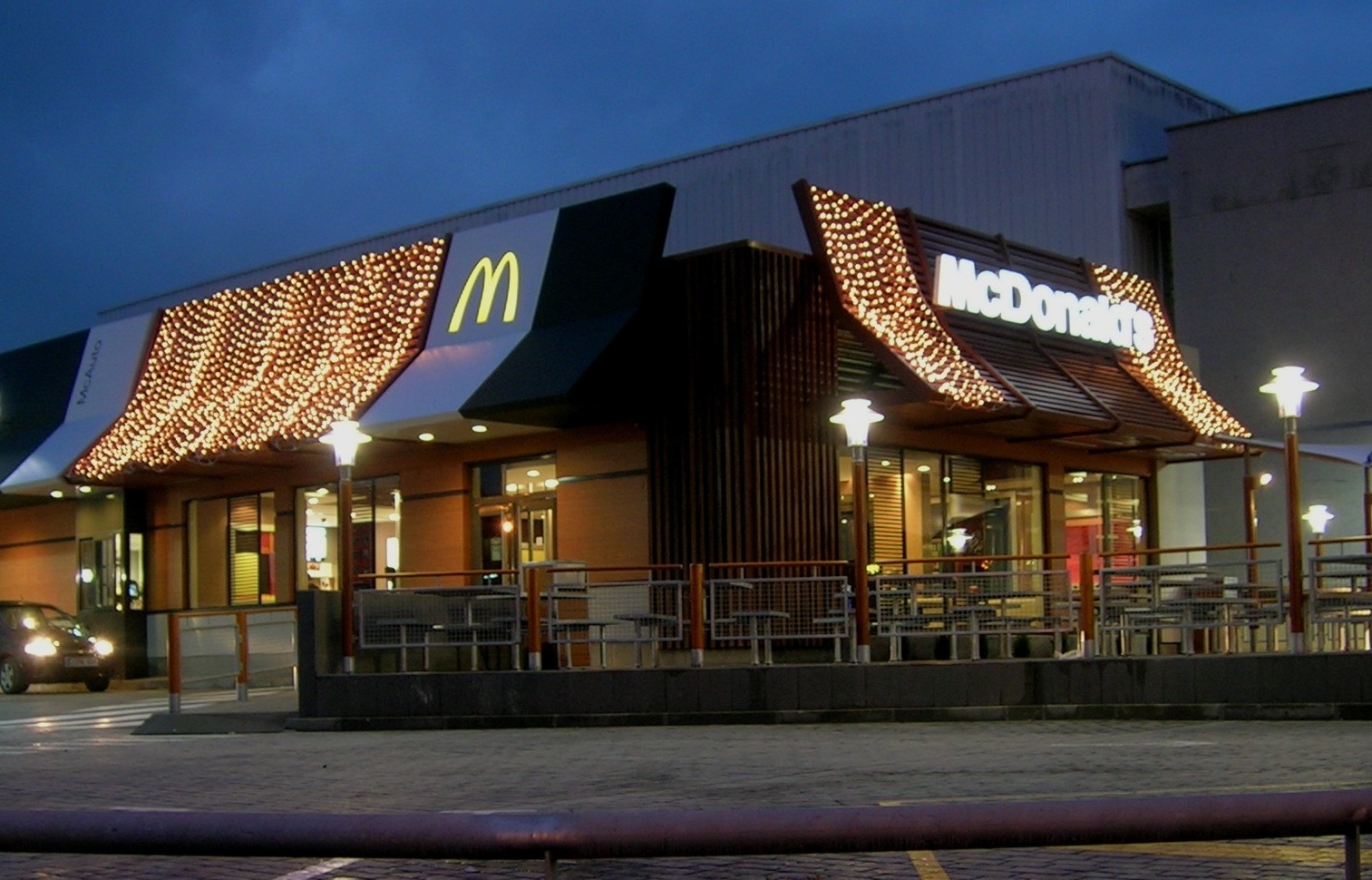 Ljusgardiner med vita leds på fasad McDonalds