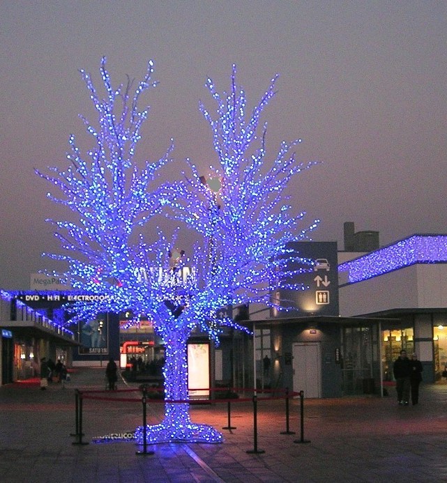 Stort ljusträd uppbyggt av blåa ljusslingor