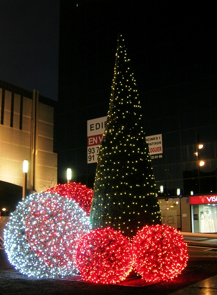 Stora led bollar av rotting och cone tree med vita leds.