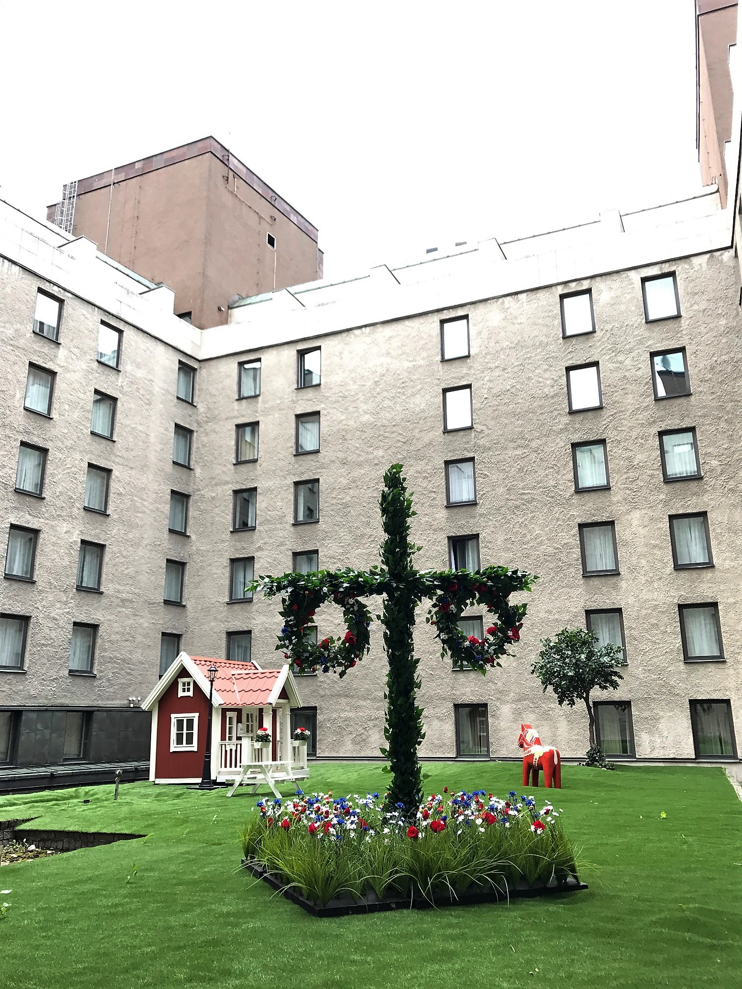 Midsommarstång och blommor på Sheraton