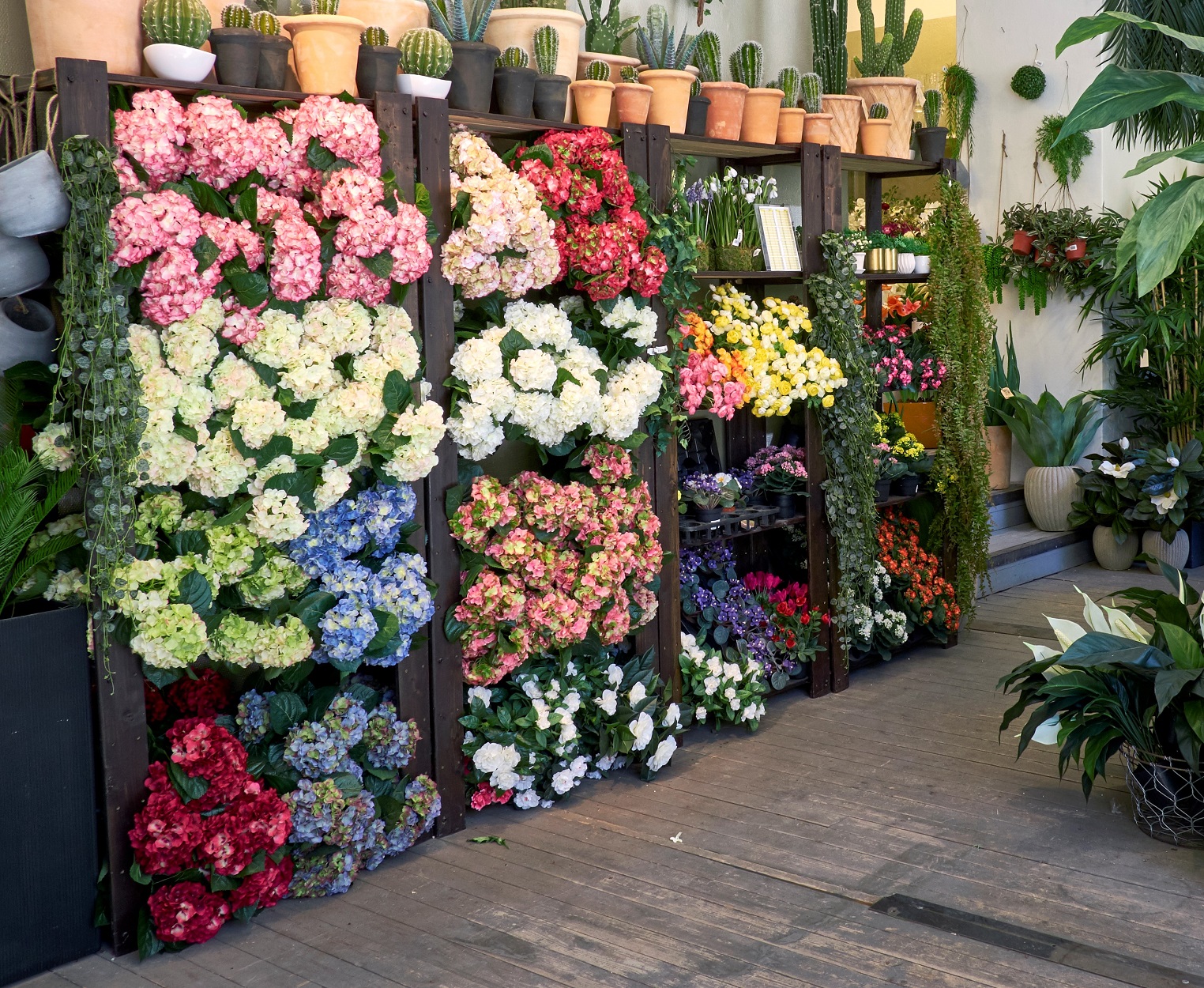 Sidenblommor av högsta kvalitet. Hortensia och pelargoner mm.