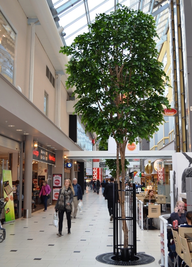 Konstgjort Lindträd i Solna Centrum. En unik handgjord konstgjord växt.