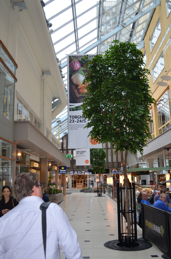 Konstgjorda bokträd i Solna Centrum ca 600 cm höga. Varje träd är handgjort och unikt.