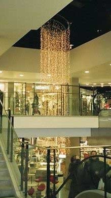 Stor, spiralformad julbelysning i köpcentrum