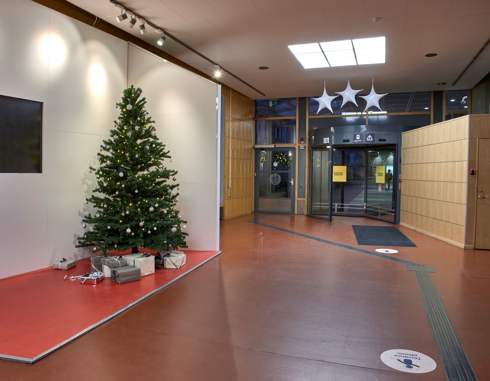 Konstgjord julgran och stjärnor på Arlanda Express